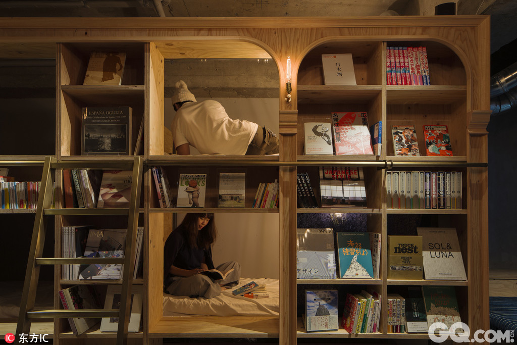 日本京都，继去年以书店为主题的东京书香入梦旅馆开张之后，世界各地的书虫纷纷前往体验，如今，这家旅馆在京都也有分店了。书香入梦旅馆有多达5000本书供客人阅读，里面设有20个床位，18个标准床位住宿一晚只要50美元（约344元人民币），床下有放行李的空间，电源插座、衣架、窗帘等一应俱全，当然还有必不可少的读书灯。客人还可以在入住期间享受免费的Wifi和公共浴室。在每月的第8、18、28日，旅店还为客人提供时尚的NOWHAW品牌的长袍。除此之外，京都店还增设了酒吧，为客人提供京都当地产啤酒。另外，不住宿的客人也可以进去看书，每小时是540日元（约合人民币33元）。