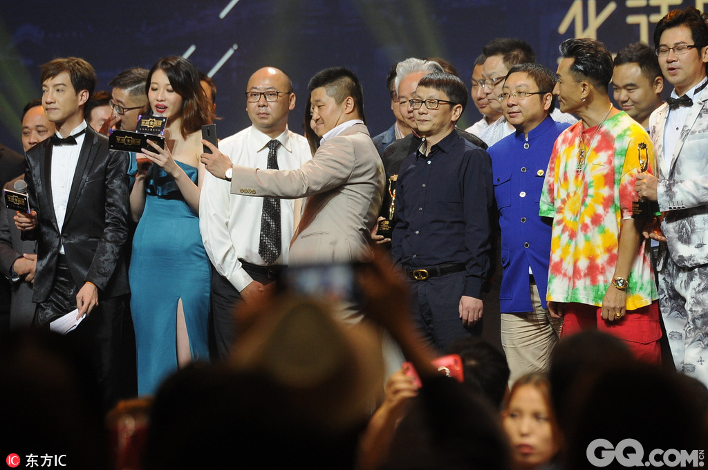 G.E.M.（邓紫棋）在2017华语金曲奖颁奖礼上与陈奕迅同告夺得4个奖项成香港男女歌手大赢家。