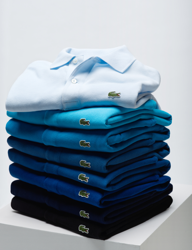 法国LACOSTE品牌的传奇故事诞生自1933年，那一年法国网球冠军René Lacoste采用轻薄透气的“petit piqué”小凸纹网眼面料，制成了轻便舒适的短袖球衣，取代了浆硬的传统长袖球衣，掀起了一场男装革命，从而造就了如今为人们所熟知的LACOSTE经典Polo衫。80年来，LACOSTE不断革新，始终追求优雅舒适的风格，逐渐成为一个体现法式优雅生活方式的品牌。