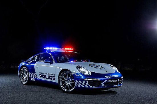 迪拜的警察们幸福的不再是一枝独秀了！因为现在澳大利亚新南威尔士州的警队也配备了豪华超跑警车，性能相比于迪拜的警队丝毫不逊色！日前，他们获得了一台保时捷911 Carrera警车，用于社区服务和学校活动。