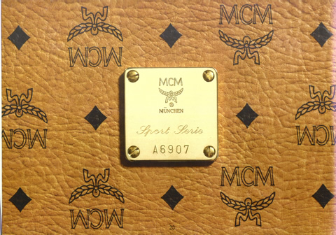 “Moderne(风尚)，Creation(缔创)，München(慕尼黑)”成就了MCM，Cognac Visetos是MCM最引以为傲的材质，它以MCM字母、月桂树枝以及菱形图案印制，打造了Heritage系列行李箱的经典传承。