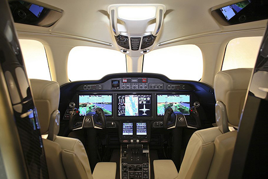 极具现代感的科技化内饰，不仅拥有传统仪表，更在电脑面板的辅佐下，为飞行员提供丰富的飞行信息，安全性能自然毋庸置疑。