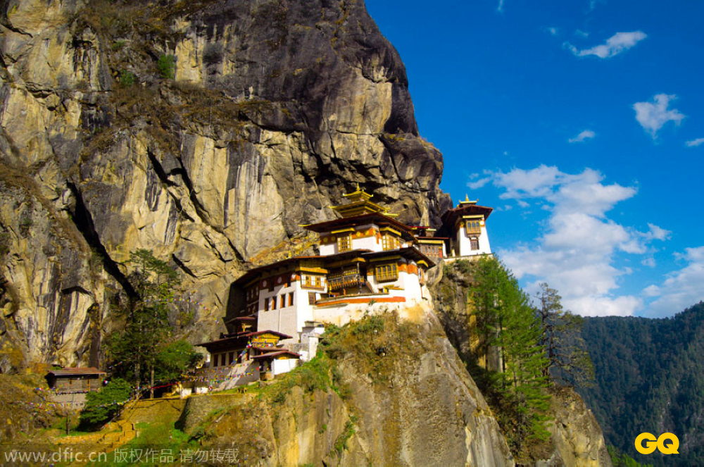 9月-不丹推荐理由：不丹是目前世界上为数不多的保存着良好自然生态环境的国家之一。长期与世隔绝的神秘感和古老的佛教文化吸引着世界各地的游客，历史悠久的神殿、寺庙和宗堡，秀丽的河山以及五光十色的湖泊使不丹被誉为最后的香格里拉。不丹被夹在印度洋与喜马拉雅山脉之间，气候温和，很少发生极端天气。每年6~8月是季风季节，连绵大雨会冲断道路，1月冬季，较寒冷，而且大雪会造成无法通过山口，都不适合旅行。每年的四月初和十月初是不丹各地的主要佛教节日(不丹语Tschechu)，通常有为期三天的活动，可以看到不丹传统歌舞，还有金刚法舞等活动，是游客出行不丹的理想时间。