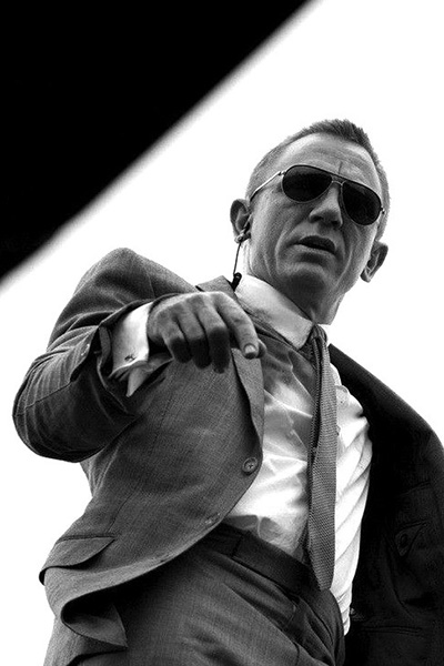 属于‘纯爷们儿’的克莱格在电影007当中也不少出现一些带有墨镜的装扮，不过蛤蟆镜可以说是最适合他的一款墨镜了。