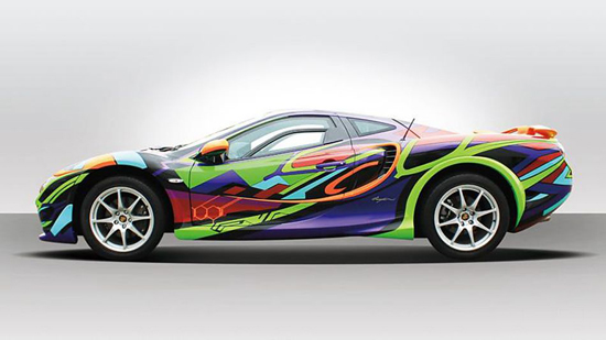 日前，光冈汽车公司为旗下已于2014年9月宣布停产的大蛇跑车，发布了最后一款特别版车型，名为大蛇Evangelion。如果看此新闻的朋友中有动漫迷，那么从名字和车身涂装颜色就能很快猜到其名称含义，没错，这款Evangelion版是为了庆祝《新世纪福音战士》（《Neon Genesis Evangelion》）动画系列而特别打造的，将会限量生产11部，每部都会被辅以不同的车身涂装。动力方面，仍然会采用源自于丰田的3.3升V6引擎，最大功率233马力，峰值扭矩328牛米，搭配五速自动变速器，将动力输出至后轮。新车售价在14,814,815日元（约合137,000美元/109,000欧元），比较特别的是，它还可以在当地的711超市内进行订购。即便是全名不够熟悉，明显的“EVA”三个字母提示，再加上跟初号机非常相似的配色涂装，也能多少猜到这款特别版车型的用意，可能很多人无法接受大蛇跑车的外观设计，不过经过初代机效果处理之后，让跑车与暴走完美融合在了一起，又有谁还会在意小众的光冈品牌带来的影响呢？