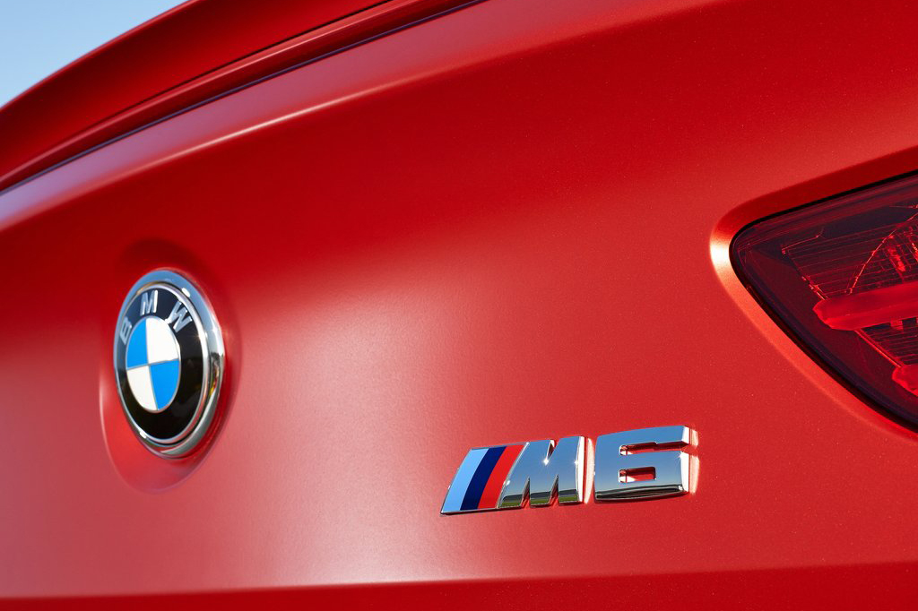 外观方面，新款M6的前大灯采用了全新的造型，同时灯组内部的设计也发生了改变。灯组的变化让新车的前脸看起来更加的动感。另外新车还将提供名为Jatoba的金属漆和Merino Aragon的内饰皮质材料供消费者进行选装。动力方面，宝马M6依然搭载4.4L V8双涡轮增压发动机，其最大功率560马力，最大扭矩680N·m。与发动机匹配的是依然是7速双离合变速箱。新款M6还提供竞技包供消费者选择，配备竞技包的车型最大功率将提升至575马力。竞技包还将包括一套更加运动的排气系统、悬架系统以及一套全新式样的20英寸合金轮圈。新车还将配备经过升级的ConnectedDrive系统、抬头显示系统，同时宝马还将为M6车主提供宝马M Laptimer圈速统计App和GoPro App。