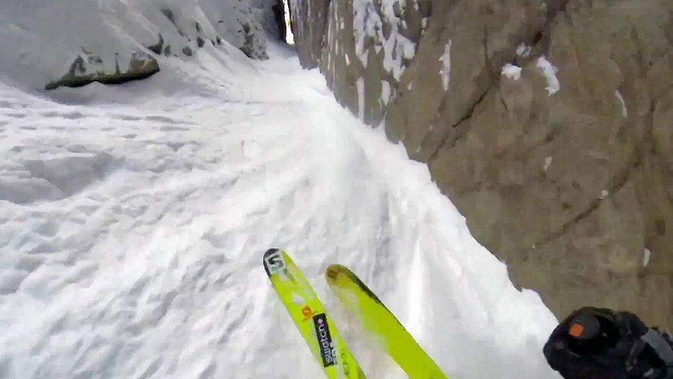 近日，滑雪运动员科迪·汤森（Cody Townsend）在近乎垂直的阿拉斯加Tordrillo山脉完成高难度的滑雪视频曝光。当时穿过的缝隙非常狭小，汤森自己说：“这是我做过的最可怕的事情。”