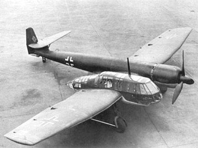 1938 年由德国 Blohm & Voss 造船及工程公司所制造的Blohm & Voss BV 141，二战时时期被德国人用作侦察机。请仔细观察图中多出来的舱体，那是专供多人搭乘设计的，不过这么大体积的侦察机真的没问题吗？
机身长度：13.95 
翼展：17.45 m
最高时速：368 km/h
重量：4,700 kg