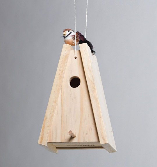你的鸟儿朋友也需要这样一个防腐防虫蛀的天然木制小屋，PLYWOOD OFFICE BIRD'S HOUSE的简洁结构设计易于悬挂，你可以随时把它移动到你想要的地方。 