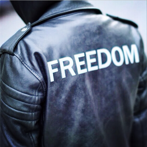 Freedom，自由，不喜欢束缚的人，追求无限可能的人生。