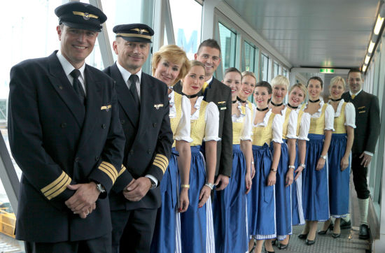 汉莎航空、德航，是德国最大的航空公司，也是德国的国家航空公司(Flag Carrier)，总部设于科隆，以法兰克福国际机场为枢纽机场。其德文“Lufthansa”原意是指“空中的汉莎”，“汉莎”源自13至15世纪北德地区强大的商业联盟汉莎同盟。汉莎航空制服以鲜明的标识性，是制服行业是公认的最成功的空姐制服之一。