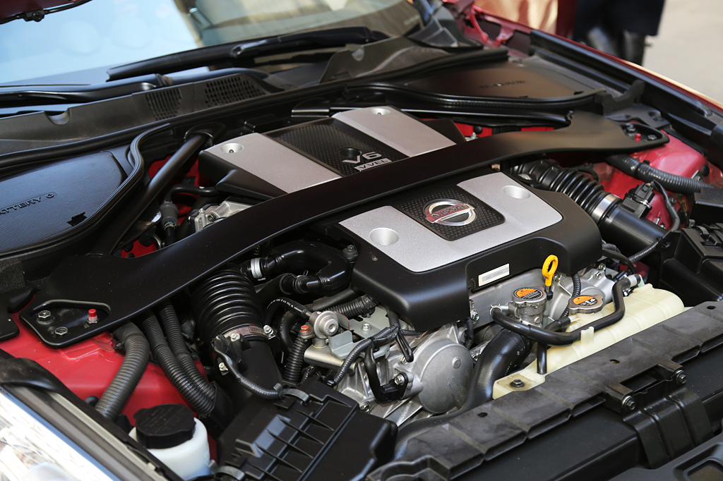 3.7升VQ37VHR自然吸气发动机拥有332匹马力的最大输出功率以及363牛米的峰值扭矩，相比于那些涡轮增压发动机的跑车而言，370Z不仅毫不逊色，更用线性的发动机数据给那些涡轮小子好好上了一课。