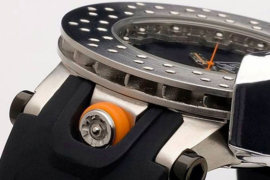模型制造商AUTOart干老本行干的或许是太无聊了，于是，他们开始尝试了全新的创作。不过，这次创作的结果却不是他们擅长的汽车模型，而是一款腕表，一款充满了汽车激情的腕表。这款腕表采用来自日本的全自动8215 Miyota机芯，提供碳纤表面或不锈钢表面表壳，相对应现实世界中的两种刹车盘。表带为橡胶材质、表面打孔，它与打孔刹车盘拥有着相类似的意义，让佩戴者保持干爽。无论选择哪一款表壳，该表统一售价499美元，除此之外，法国人还会送一个法式风格的包装礼盒。对于热爱汽车模型的朋友来说，AUTOart自然不会陌生，那么相比摆在家里看的汽车模型，来块腕表时刻戴在手上会不会也很开心呢？