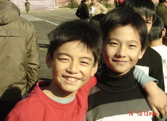 小时候的杨洋（右）。