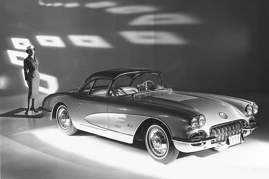 1954年，在搬进专门为生产玻璃纤维车身建设的圣路易斯工厂之后，这个数字翻了十倍，但仍然与预期相去甚远，而且这一年生产的3640辆车中有大约三分之一都滞销了。质量不稳定的车身、孱弱的动力和并不便宜的价格成了最突出的问题。