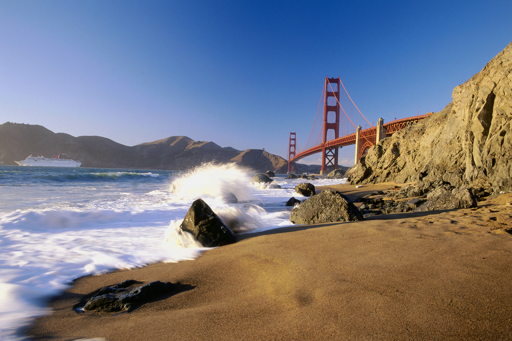美国旧金山，贝克海滩贝壳海滩是著名的旧金山要塞的一部分，曾经主办了火人文化艺术及。这个半英里长的海滩位于旧金山半岛，是欣赏金门大桥和观看城市风貌的好地方。要注意的是，只有北部才允许裸体日光浴。
