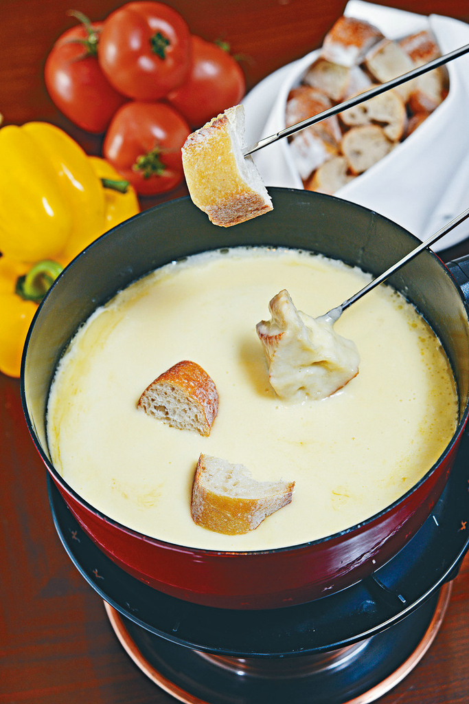 瑞士芝士火锅.cheese fondue是瑞士最著名的大众美食,也就是奶酪火锅.
