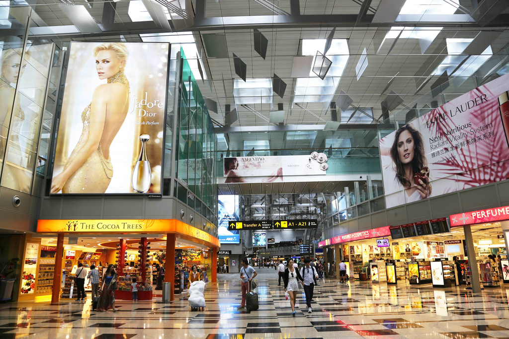 全世界最好的十大机场：新加坡樟宜国际机场2013年6月11日，新加坡樟宜机场免税店，是全球富有盛名的机场免税消费地点。独特的建筑设计与丰富的免税产品吸引了在此乘机的全球游客。 占地13平方公里，距离市区17.2公里。樟宜机场是新加坡主要的民用机场，也是亚洲重要的航空枢纽。并于2013年赢得了冠军，服务超过5千万人次
