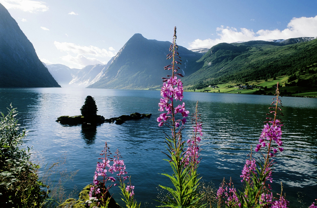 挪威 “自然之力”是挪威旅游局主推的广告标语，任何一个游客如果有机会亲赴挪威峡湾，便能找到这句广告语的来源。陡峭的悬崖，深蓝色的峡湾，瀑布层叠的山麓，一起创造一副巧夺天工的美丽风景。体验挪威纯净之美最环保的方式便是徒步旅行，Bergen是最理想的地区。当然乘坐火车，也是游览峡湾区域的好方法。

