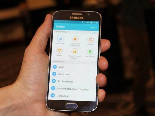 NO.3三星Galaxy S6
一言评：采用全新机身设计的Galaxy S6获得了测评媒体的一致好评，金属材质的加入让它不再显得廉价，同时系统、硬件、新功能的优化也达到了Galaxy S系列的最佳水平。
参考售价：5000元
