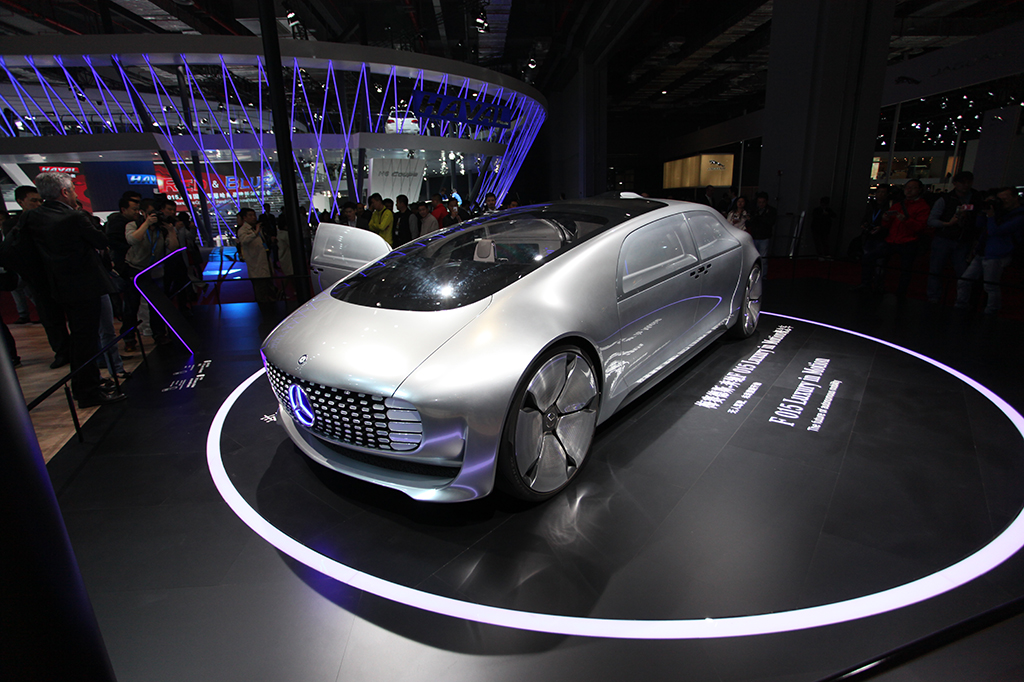 在本届上海车展上，奔驰正式发布了F015 Luxuryin Motion概念车，其特点在于它是一款使用奔驰自动驾驶技术的车型并且采用了燃料电池技术的混合动力系统。外观方面，奔驰这款自动驾驶概念车的设计圆润且流畅，车门采用对开式设计，最大开合角度达到了90度。官方公布概念车的车身长宽高分别为5220/2018/1524mm，由于该车的前后轴设计比较靠近车头和车尾，其轴距达到了3610mm。动力方面，该车采用氢燃料电池技术，并由锂硫电池组带动两个后置电动机驱动后轴，综合最大功率272马力，峰值扭矩398牛·米。0-100km/h加速为6.7秒，最高时速达到200km/h(电子限速)，此外该车的最大续航里程可达到1100公里。