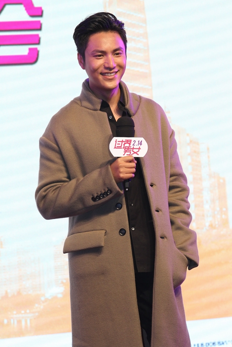 陈坤身着Burberry Prorsum 2014春夏男装系列橄榄色切斯特大衣于2月11日出席电影《过界男女》在北京举办的发布会。
