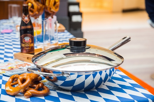 在欢畅享受传统巴伐利亚文化的浓厚氛围时，更可纵览德国双立人经典产品：TWIN 1731系列刀具， ZWILLING Pro锅具与Staub珐琅铸铁锅。