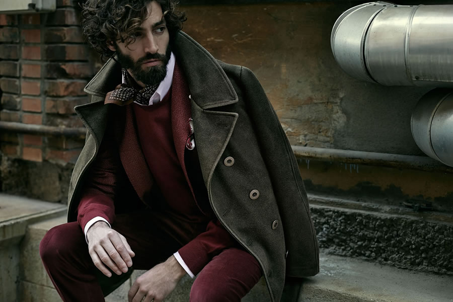 意大利男装品牌L.B.M. 1911推出了2015的秋冬大片，以破旧的街道与房间为背景，更凸显着服装的精美，这种颓与美的对比，使L.B.M. 1911的男装更加亮丽。拉长的衣领设计独具特色，与众不同的纹路设计，让它的细节不断地带给人惊喜。