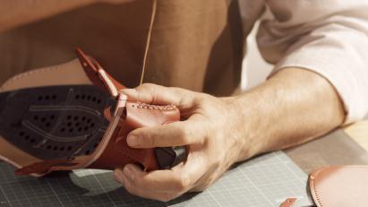 熟练的工匠将鞋跟基底和皮革鞋面手工缝合在一起。使用上蜡的尼龙线和针，经过均匀和细密的手工缝合，确保鞋样被稳固地缝合了起来。鞋跟基底缝合好之后，工匠将继续将鞋子的前端，包括Parigi Gancino黄铜装饰进行手工缝合。手工缝合步骤非常关键，负责这一环节的工匠要有娴熟的技术。