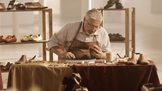 同样地，鞋后跟也是由工匠手工精心镶嵌，并与鞋面缝合在一起。