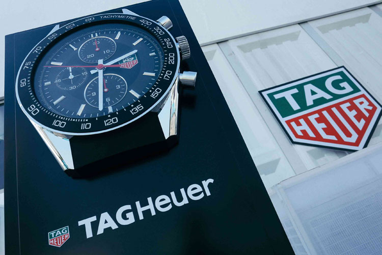 瑞士先锋制表品牌TAG Heuer泰格豪雅携手FIA国际汽车运动联合会，联合启动2015年Formula E全球电动方程式锦标赛。这标志着双方为期三年的战略协议进入第二年合作，TAG Heuer泰格豪雅继续担任“技术创始合作伙伴”暨“官方腕表”。

在这个令人瞩目的特殊时刻，TAG Heuer泰格豪雅品牌大使李易峰在现场化身职业赛车手，身着特制比赛服装并佩戴最具象征意义的的卡莱拉腕表，亲自驾驶赛车在北京奥林匹克公园Formula E赛道上接受了极速挑战。李易峰说：“我与赛车有着不解情缘，我很喜欢这项运动带来的速度挑战与激情体验，也非常欣赏TAG Heuer泰格豪雅与Formula E所倡导的可持续发展的先锋理念，这是时代赋予我们每一个人的使命。我预祝2015年Formula E圆满成功，期待看到顶级车手们的精彩表现。”
