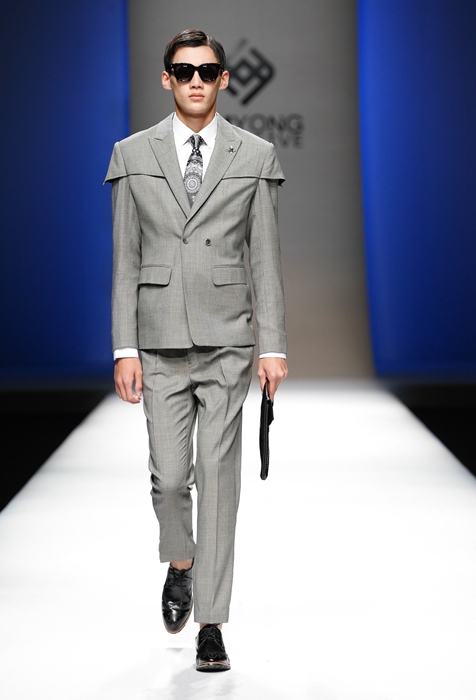 本季作品的设计灵感来自夕阳西下时的那一刻灿烂.