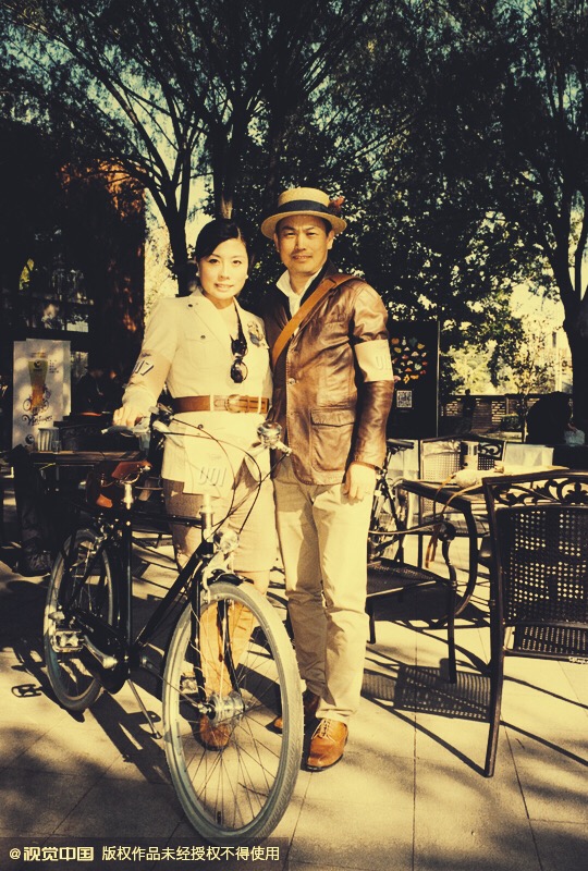 2015年11月16日，第三届复古骑行北京站在马奈草地举办。不知道为什么，看到这些复古骑行的照片就想到了《甲方乙方》中的好梦一日游，这粗花呢与领结蝴蝶巾，一起帮助那些当代的张爱玲萧红们一起，回到了黄金年代。