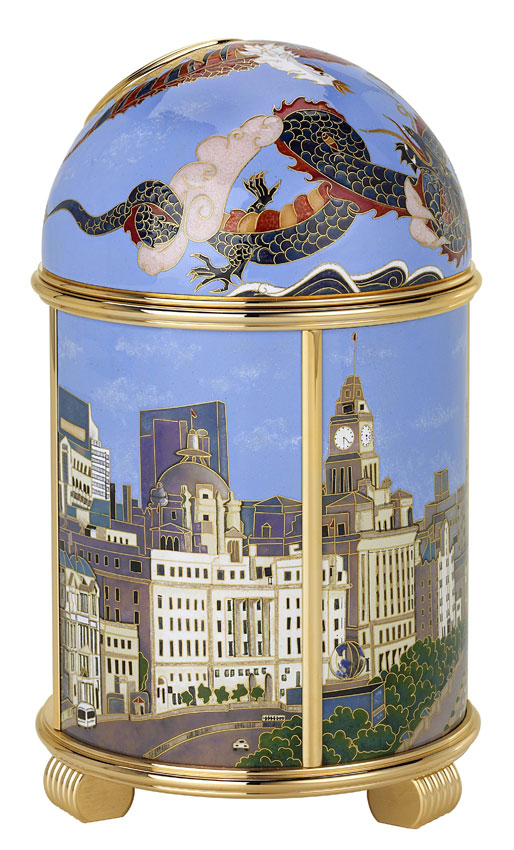 百达翡丽为配合2006年在上海举办的“家族制表公司信守的价值”大型钟表展而特别设计了三款纪念圆顶座钟，分别为“落霞”，“长城”和“外滩”。