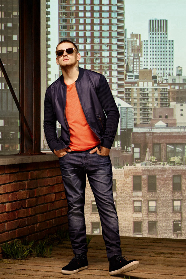 BOSS Orange以纽约作为2016年早春男装型录的灵感来源。去到曼哈顿，远眺天际线，BOSS Orange带来了一系列融合休闲与正式风格最佳元素的男装。夹克式基础必备品，皮夹克、轻质短大衣和针织西装式本季的核心。修身裤、锥形裤与衬衫、套衫搭配出休闲的风格。
