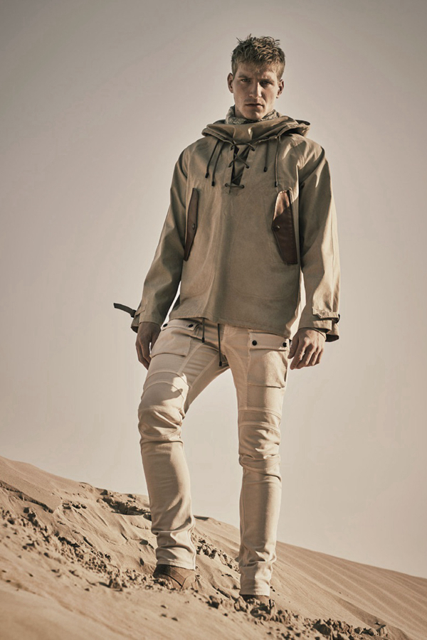 Belstaff 推出的2016春夏男装的主题是沙漠探险，广漠无垠的沙漠最能体现男子气概。服装与沙漠相配的卡其色为主色调，刮起一阵复古风，回溯到上世纪30年代的风格，兼具多袋的功能性与时尚性。