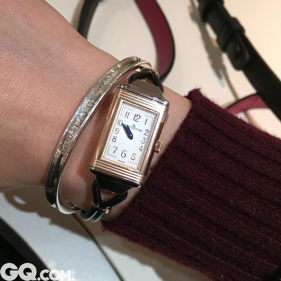  2016SIHH日内瓦表展，Reverso ONE Cordonnet一号女装丝链翻转腕表。腕表搭配优雅的真皮丝链表带，沿袭20世纪30年代的表款设计。个性化定制背面。 