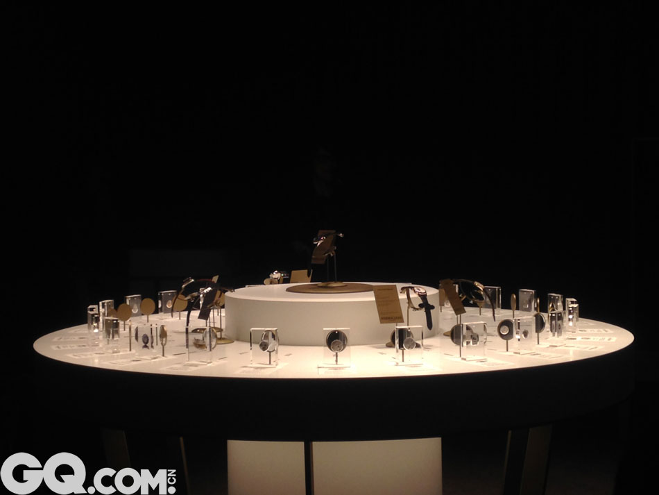 2016SIHH日内瓦表展上,不要小看了这个小圆桌，桌上摆着的是帕玛强尼从创立至今20年中，所创作的机芯、腕表，集中体现了帕玛强尼在业界领先的技术