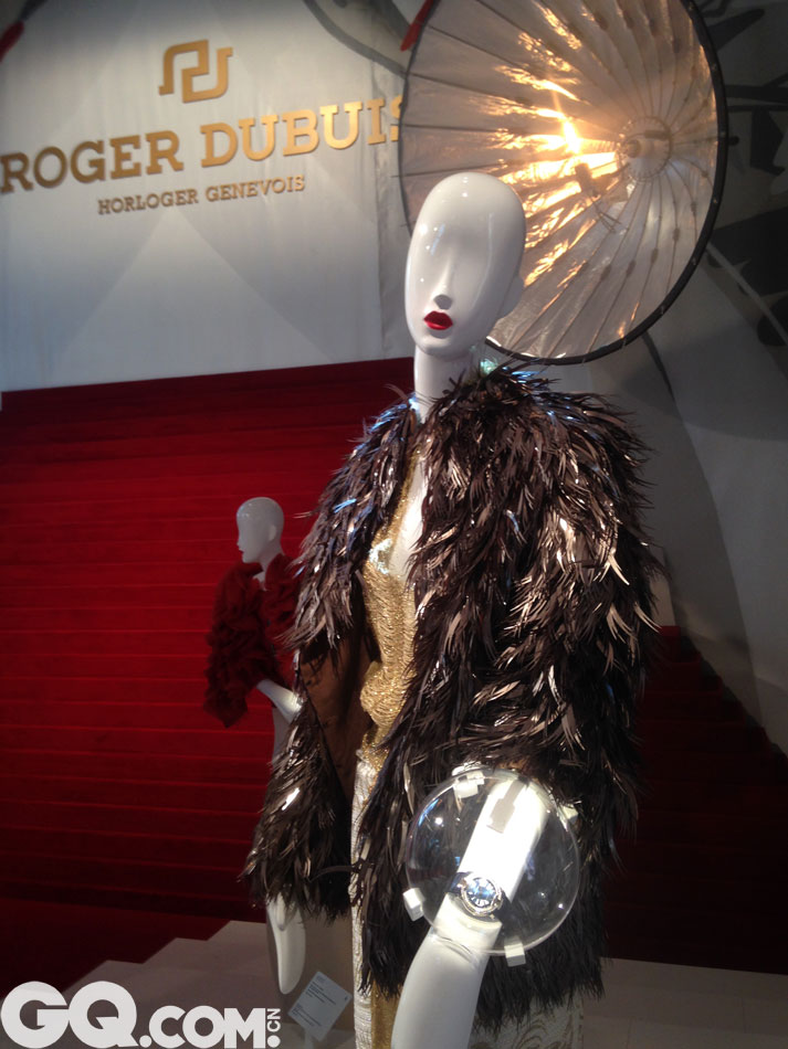2016年日内瓦国际高级钟表展（SIHH）中的Roger Dubuis罗杰杜彼世界以戏剧化的场景重溯全球最浪漫迷人的电影事件，
借此提供一个完美舞台，让女士们在其中尽情释放其内在的名伶特性，并经历属于她们自己的辉煌红毯时刻。
Roger Dubuis罗杰杜彼傲然宣告2016年为品牌的名伶之年，其时计创作的焦点将聚集于女性身上。
成为Roger Dubuis罗杰杜彼世界里的名伶，意味着拥有非凡气质与多样风情。
