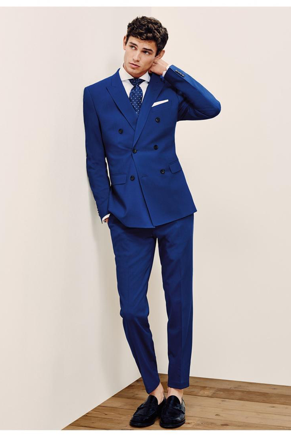 Tommy Hilfiger Tailored推出了2016春夏男装型录，修身利落的西装，明亮的色彩，符合夏季的气氛，显得青春活力，魅力十足。白色的优雅、蓝色的会成为Party的焦点。