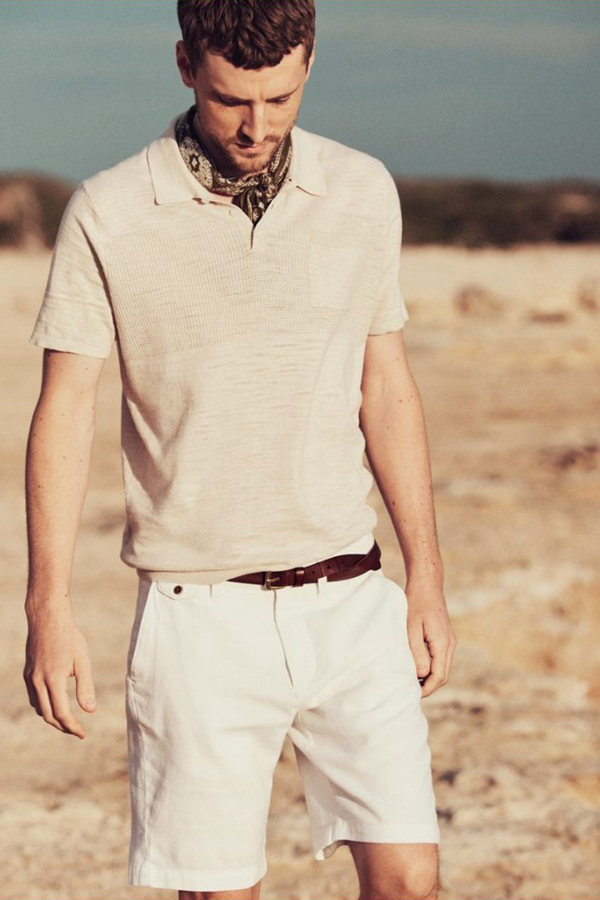 Mango本季推出了冒险系列主题男装。沙漠总能让人联想到男子气概，褐色的服装与沙漠很配，简约自然的中性色系，让人重回大自然，感受自然的雄伟与魅力。这也是本季男装传达出的男人精神。