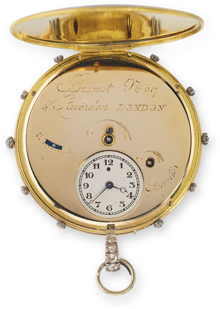 蓝色珐琅金壳，配有钻石镶嵌具有触摸功能的箭矢指针，银质机镂刻花表盘，宝玑红宝石工字轮擒纵机构。这枚编号为No.617的小奖章型触摸怀表彰显了阿伯拉罕–路易•宝玑先生的伟大发明，是博物馆珍宝之一，其直径为41.5mm，于共和国8年（1799年9月—1800年9月）寄送给伦敦Recordon先生 （Recordon是宝玑在伦敦的代理商）。
