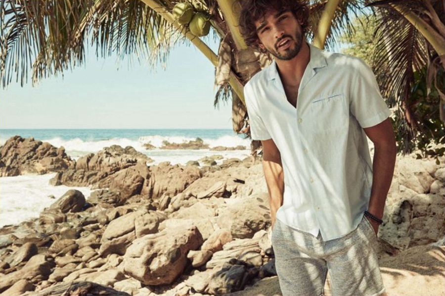 H&M推出了最新广告大片，以沙滩度假为主题。椰树影影绰绰，浪花拍打着礁石，喧闹中透着静谧。正如H&M悠闲随性的时尚态度，追求着喧闹夏日中简单静谧的时尚。