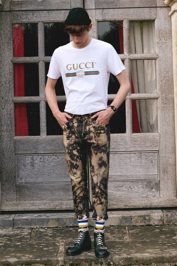 Gucci推出的2017男装型录，与其说是新装发布，不如说是一场艺术展览，给观众一场视觉盛宴。将时尚与艺术融合，迸发出充满魅力的迷人火花。Gucci的创意总监Alessandro Michele说，这一季男装是他的古怪想法的最佳描绘。我们将87张画片分为三个系列，这里是天马行空的针织衫与T恤系列。