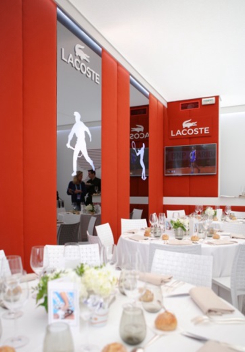 在环境优美的罗兰·加洛斯球场，除了精彩激烈的赛事，还能使人无时无刻能感受到浓厚的网球文化及网球历史的沉淀。来到罗兰·加洛斯博物馆，你可以参观有关网球包罗万象的收藏。其中，网球服装更是每个时代的缩影。众所周知，LACOSTE品牌创始人René Lacoste先生是名优秀的网球运动员，而他同时也是Polo衫的发明者。早期男士网球服是比较正式的正装，球手们要穿衬衫马甲，甚至还要带领带。直到1933年René Lacoste先生以一件小凸纹网眼面料运动衫改变了这种看上去风流穿起来烦闷的套装。它极大提高了网球服装的便利度以及舒适度，而这也就是如今人们所穿着的Polo衫的原型。如今的LACOSTE在经典的POLO衫基础上不断进行翻新改造，尽情演绎运动优雅。不仅在每年的纽约时装秀上闪耀夺目，更致力于打造适合都市人群不同场合的全套造型。

 
