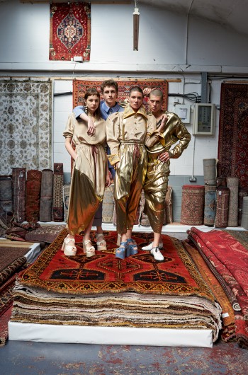 Vivienne Westwood的英国设计师的丈夫——Andreas Kronthaler在本季设计中起到了重要作用，因此，以他的名字联合命名了2016秋冬广告大片。本季大片可谓风格鲜明，各种拥有神秘美丽图纹的中东风格的地毯成为亮丽的背景，这种色彩与主题的结合，突出了多文化融合的奢华时尚。