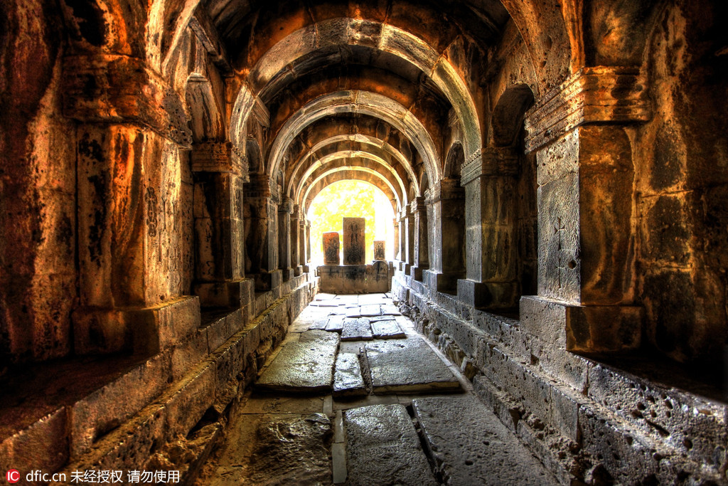 图为亚美尼亚的萨那欣修道院。石克罗地亚摄影师Oleg Mastruko走访了包括科索沃、马来西亚、阿塞拜疆等全球各地的废弃寺院，将这些曾经用于供奉神明的精美宗教建筑重新展现在世人眼前。   