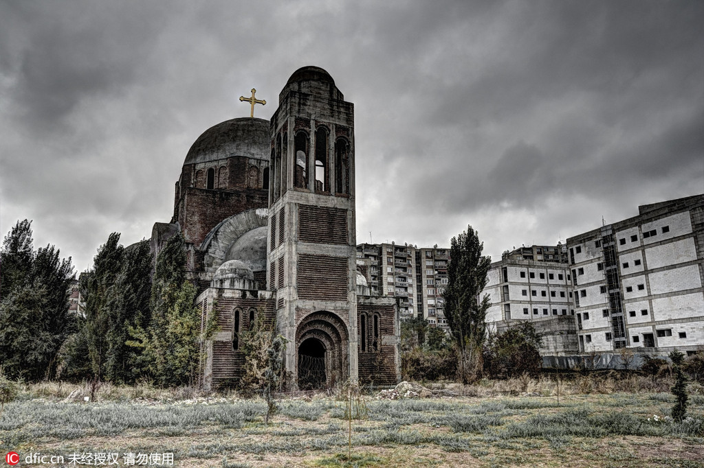 图为科索沃普里什蒂纳的塞尔维亚东正教大教堂，但这座教堂尚未完工就被遗弃。在上世纪九十年代的南斯拉夫内战中，塞尔维亚曾意图吞并科索沃，当地的塞族人便开始在市中心兴建这座教堂。而最终当塞尔维亚输掉科索沃战争之后，大部分塞族人回到了塞尔维亚，这座教堂从此便被遗忘。这座教堂克罗地亚摄影师Oleg Mastruko走访了包括科索沃、马来西亚、阿塞拜疆等全球各地的废弃寺院，将这些曾经用于供奉神明的精美宗教建筑重新展现在世人眼前。   