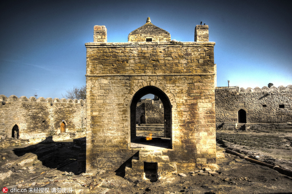 图为阿塞拜疆巴库的火祠。这座印度教火祠被建成了城堡模样。克罗地亚摄影师Oleg Mastruko走访了包括科索沃、马来西亚、阿塞拜疆等全球各地的废弃寺院，将这些曾经用于供奉神明的精美宗教建筑重新展现在世人眼前。   