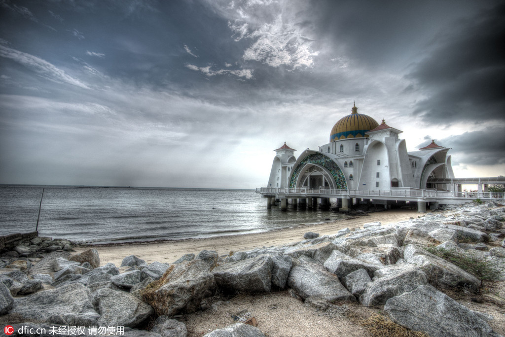 图为马来西亚马六甲海峡清真寺。这座建在海边的清真寺寓意向广阔的大海传播伊斯兰教义。克罗地亚摄影师Oleg Mastruko走访了包括科索沃、马来西亚、阿塞拜疆等全球各地的废弃寺院，将这些曾经用于供奉神明的精美宗教建筑重新展现在世人眼前。   